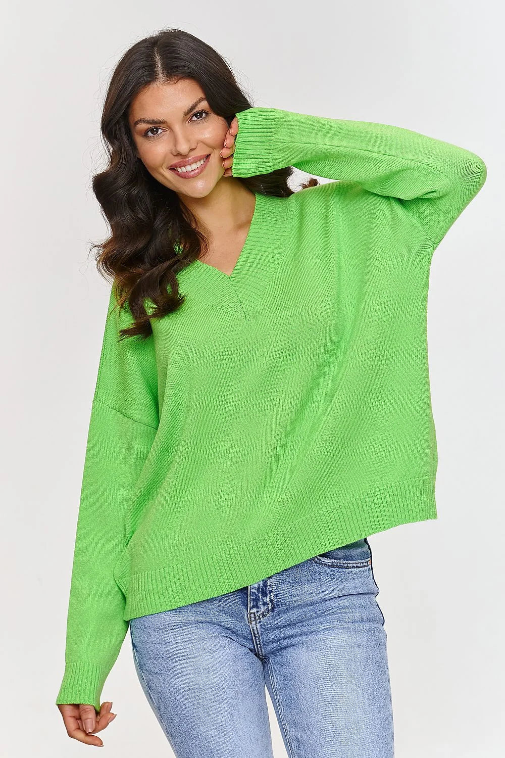 Pull femme décontracté coupe ample en vert vif manches longues encolure V finitions côtelées