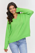 Pull femme décontracté coupe ample en vert vif manches longues encolure V finitions côtelées