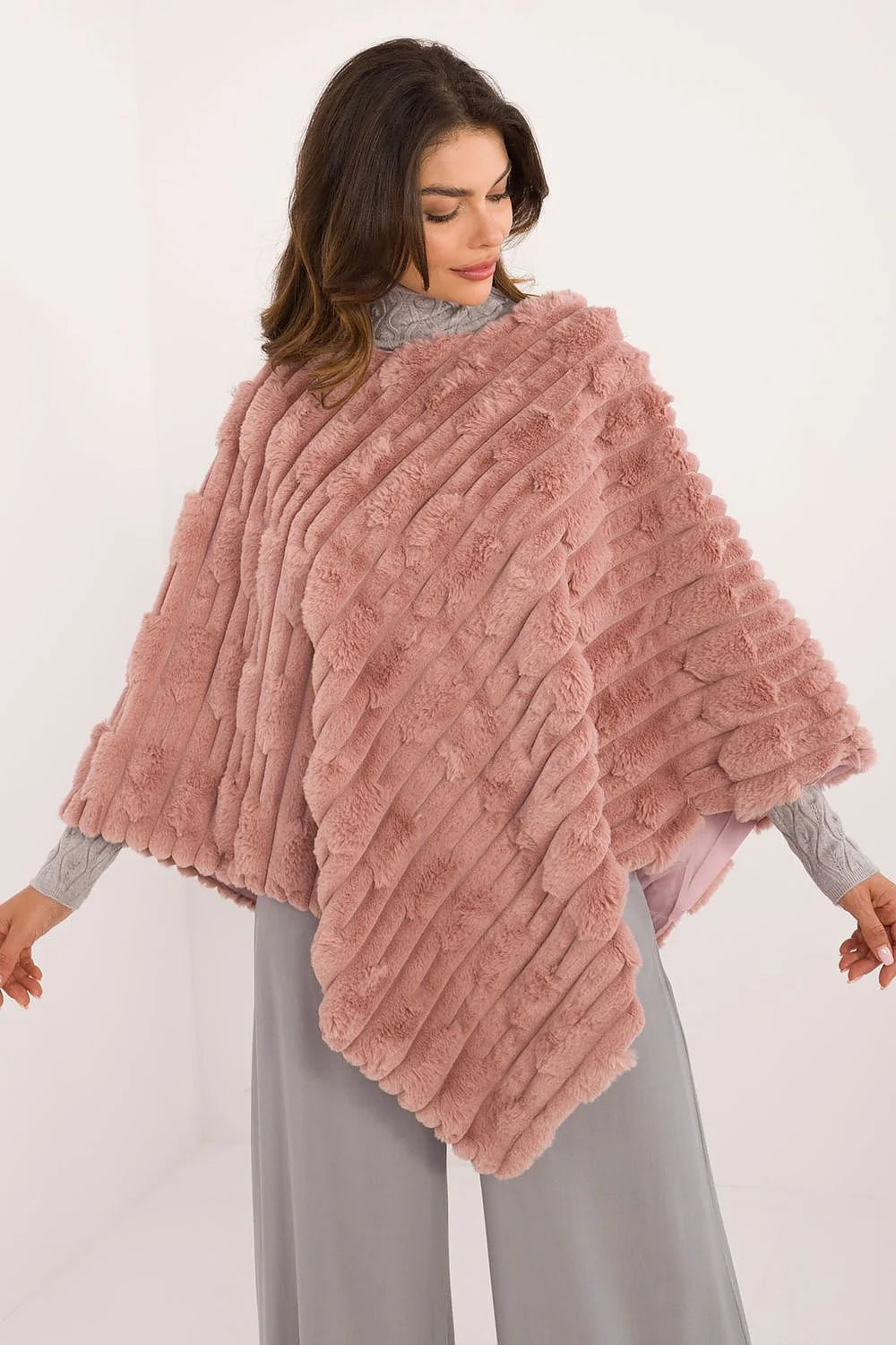 Poncho femme style asymétrique couleur rose pâle texture fourrure synthétique doublé coupe ample pour tous les jours et promenades