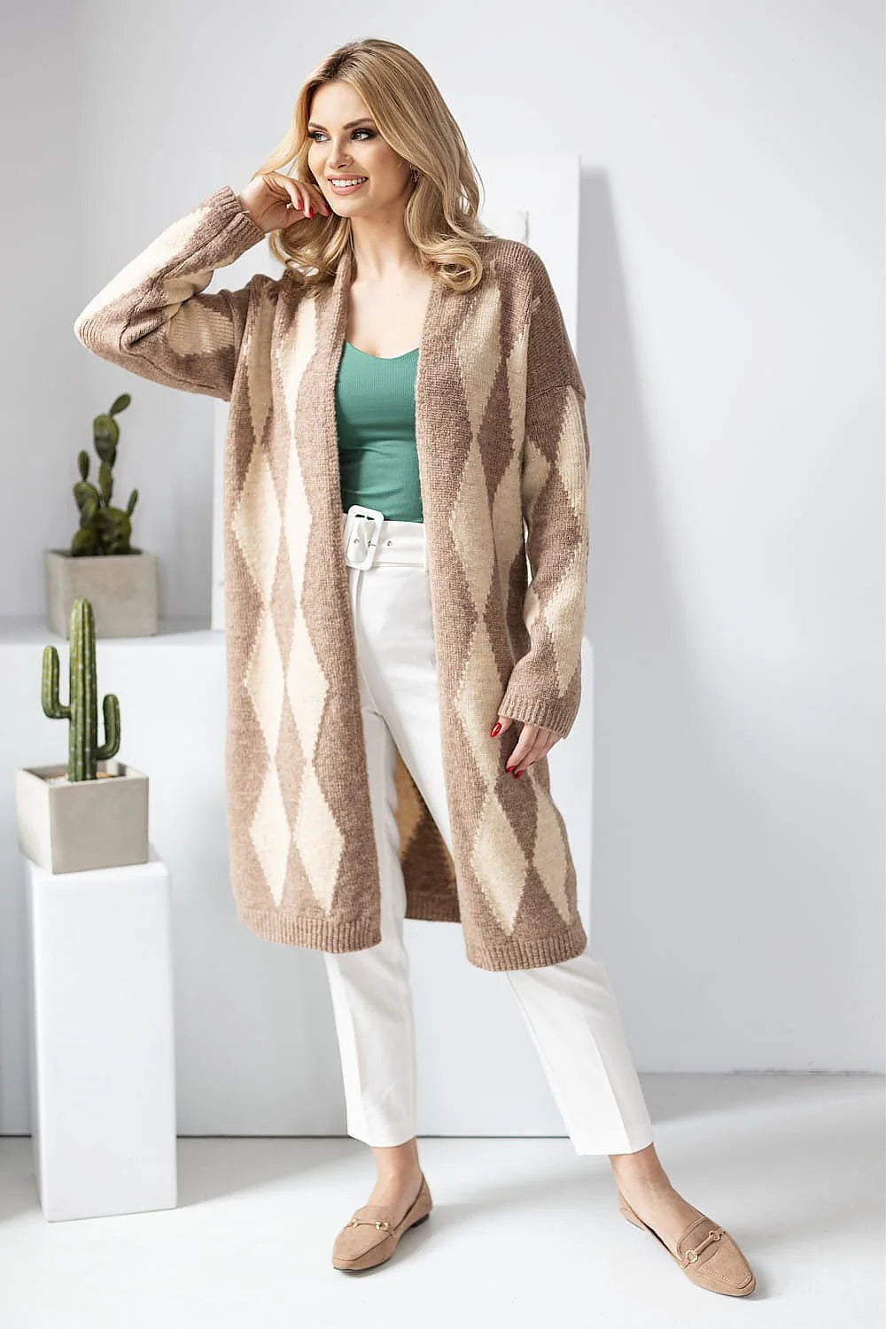 Cardigan Pee Ka Boo pour femme en argyle beige et taupe, long, ample, manches longues, ouverture frontale, style casual sophistiqué