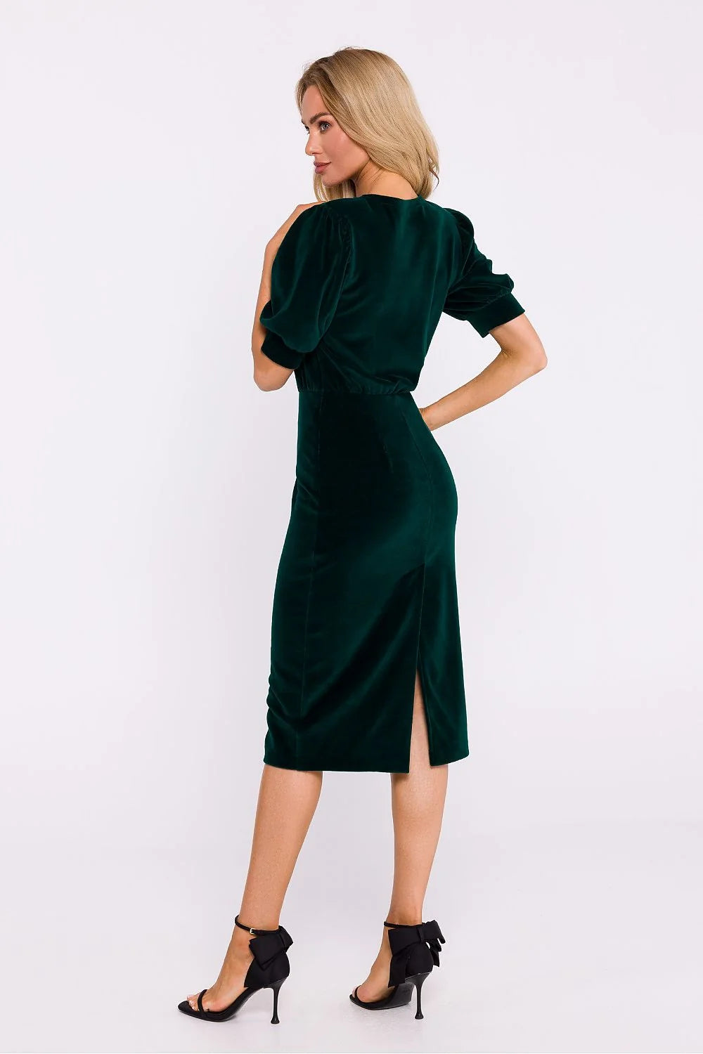 robe velours vert émeraude midi fourreau ajustée taille cintrée manches ballon mi longues col rond fente dos élégante sophistiquée brillante