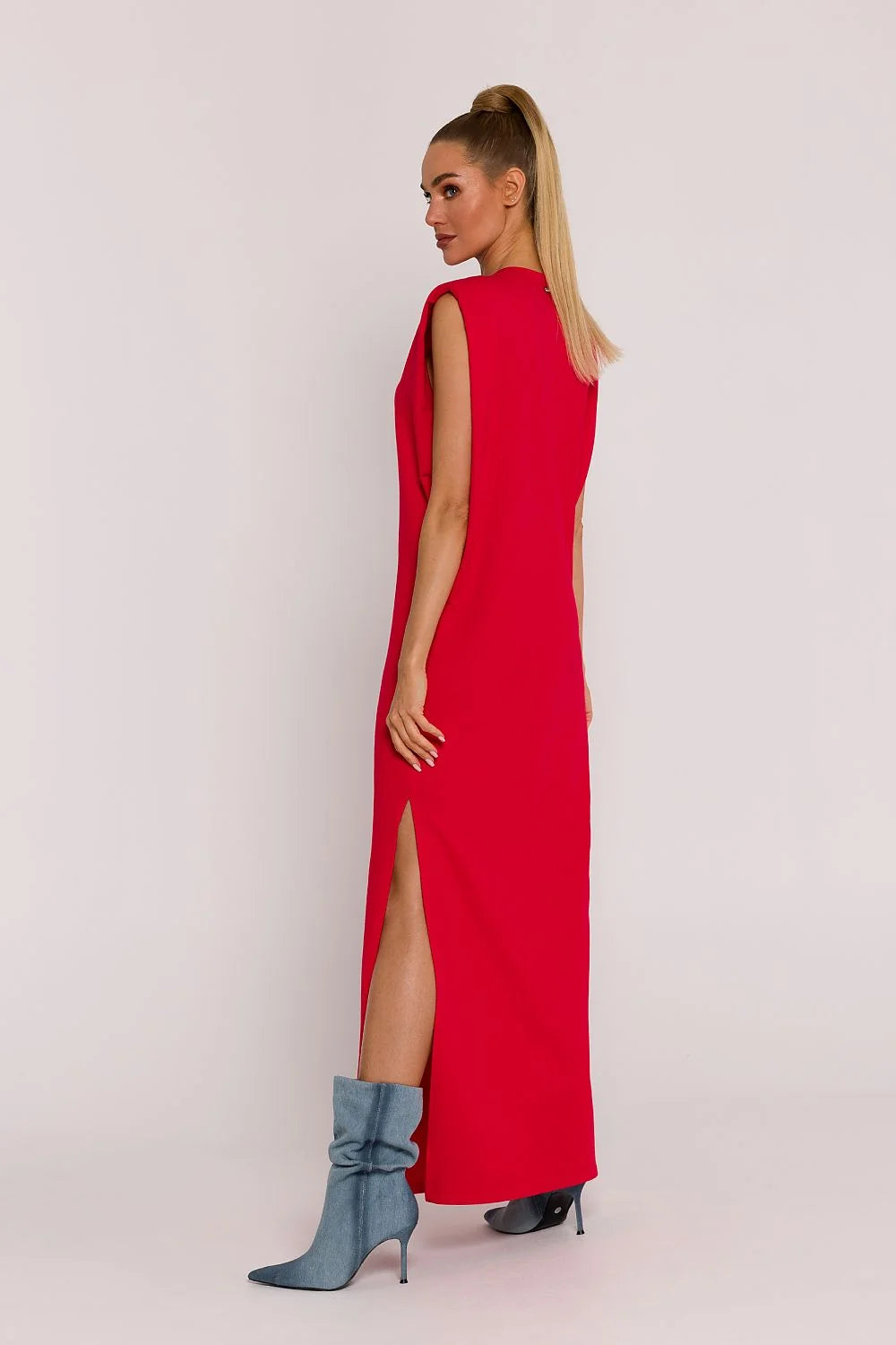Robe longue moderne élégante maille coupe droite encolure bateau épaules subtilement accentuées fente latérale rouge vif confection polonaise femme