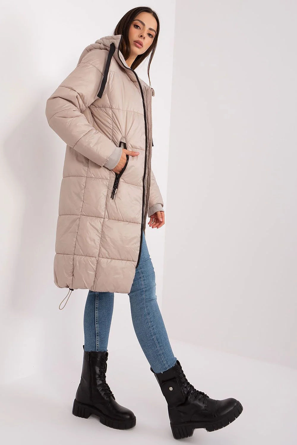 Veste pour femme longue matelassée style urbain beige avec capuche poches zippées coupe droite