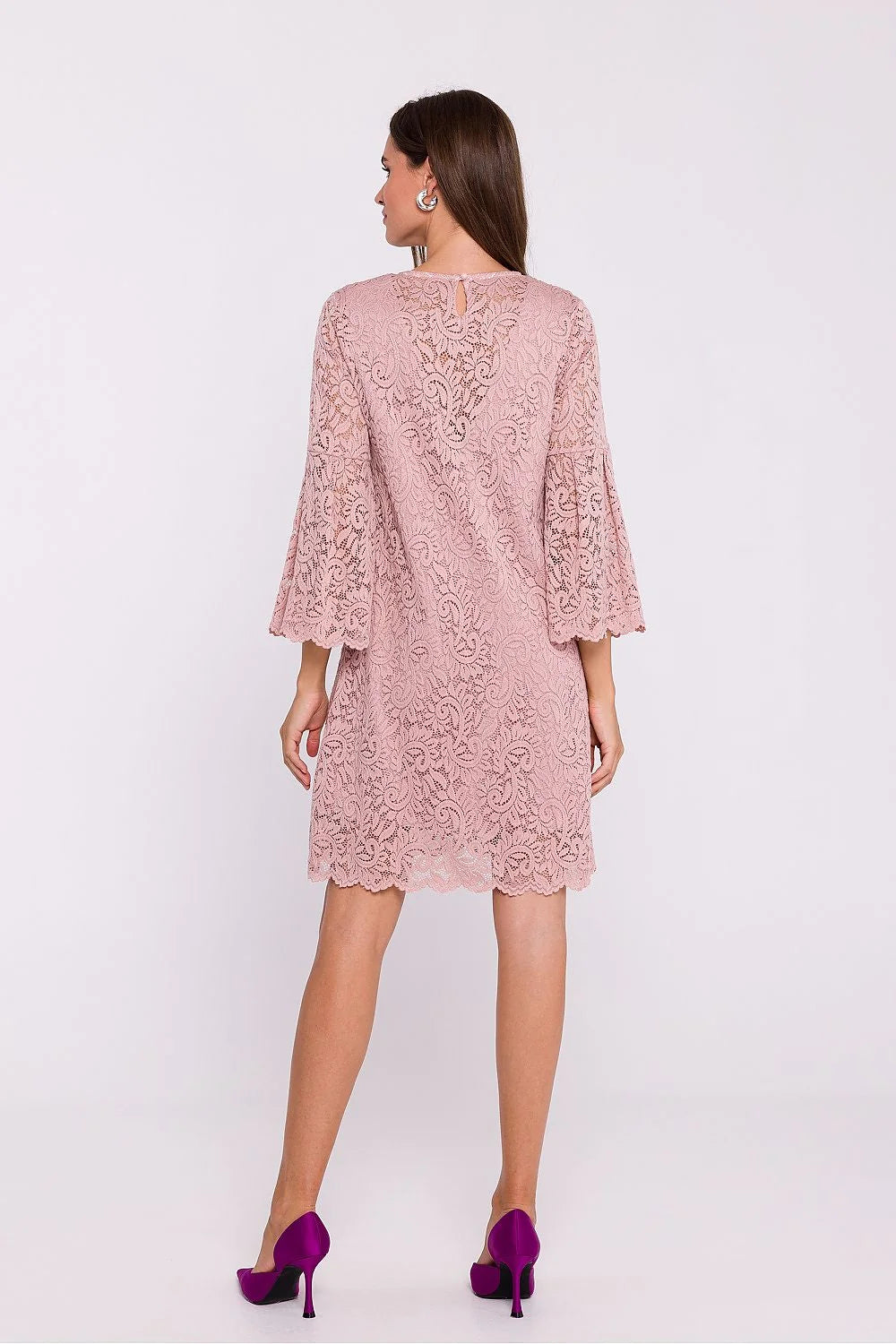 Robe cocktail féminine en dentelle rose pâle manches cloche col rond hem festonné femme occasion élégante