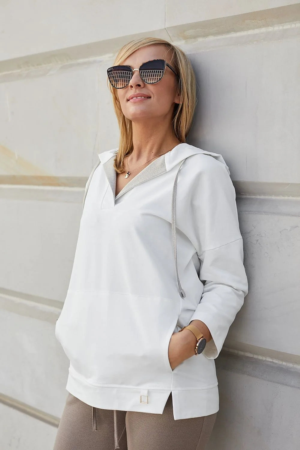 Sweatshirt Femme Élégant en Coton Noir Capuche Large Manches Longues Look Moderne Coupe Ajustée
