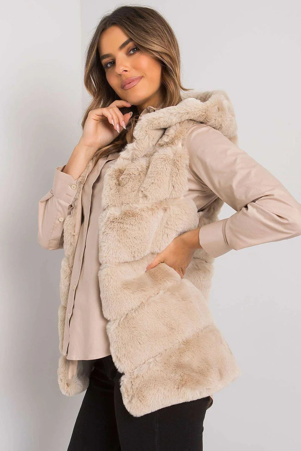 Gilet femme fausse fourrure gris clair élégant col montant coupe droite automne hiver mode