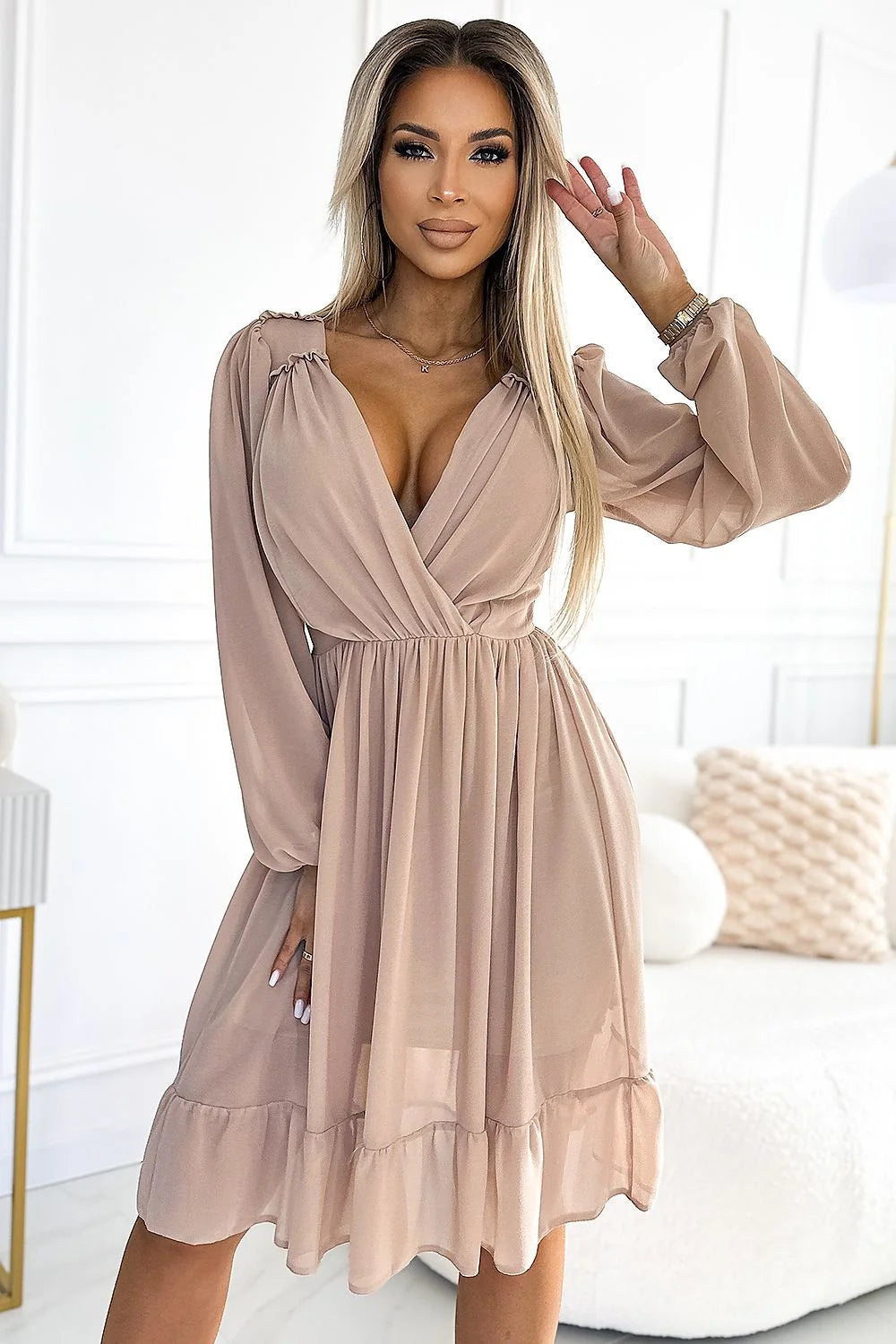 Robe de cocktail élégante Numoco pour femme, style moderne, manches longues, décolleté en V, couleur beige, tissu léger, production Polonaise, matériau doux et durable
