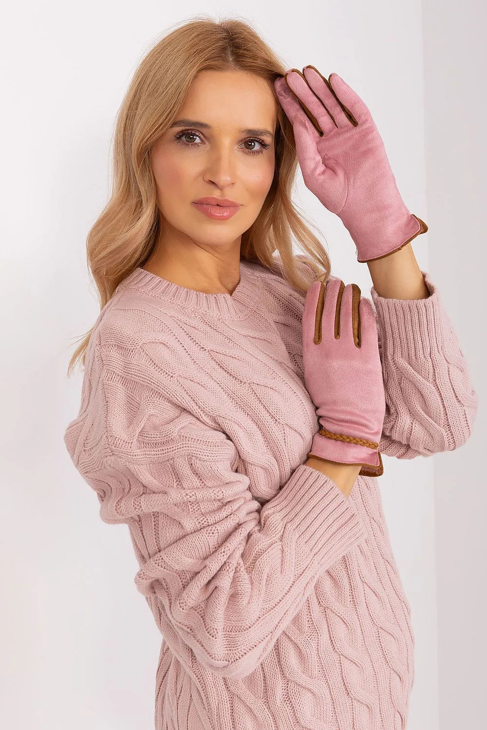 Ensemble vestimentaire féminin pull et gants design torsadé rose pâle manches longues côtelé gants tressés