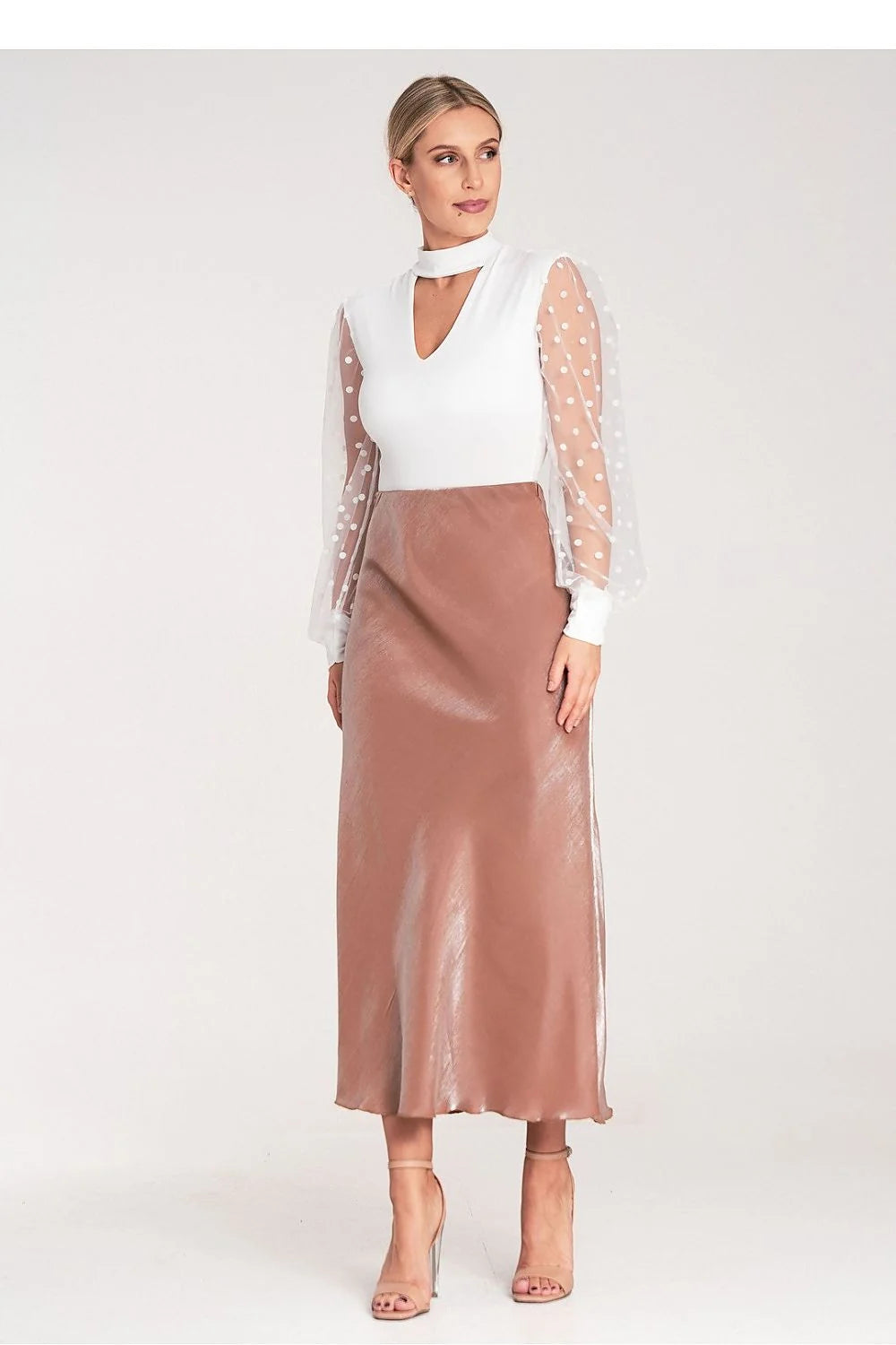 Robe élégante semi-formelle blanc marron clair col montant V-neck manches transparentes en tulle tissu satiné taille élastique longueur midi femme
