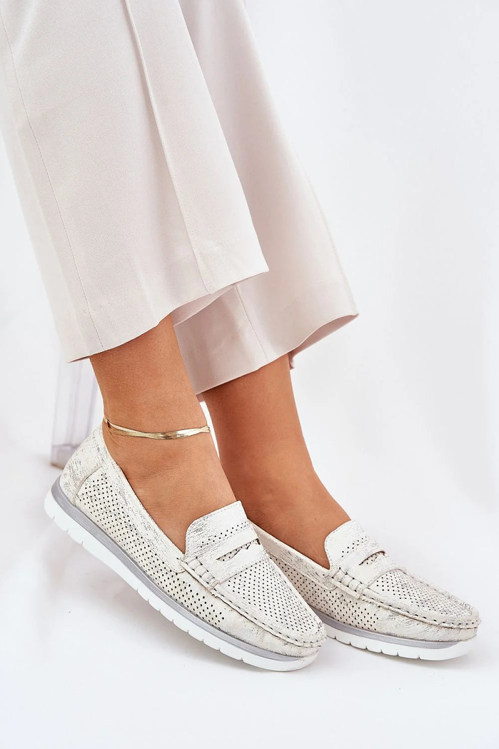 Mocassins pour femmes élégants style classique perforations cuir artificiel semelle caoutchouc blanc confort quotidien