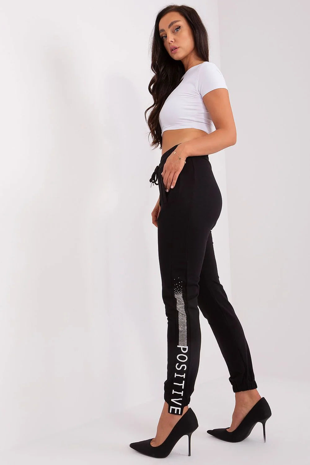 Pantalon survêtement femme confort style décontracté coton élasthanne taille haute ceinture nouée poches latérales équipement sport mode casual collection automne-hiver