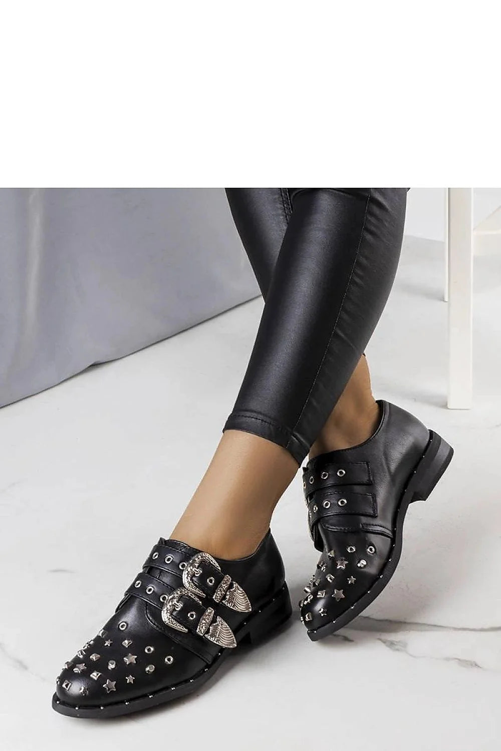 Chaussures basses rock-chic pour femmes cuir noir métal argenté style punk étoiles pyramides boucles réglables confortables