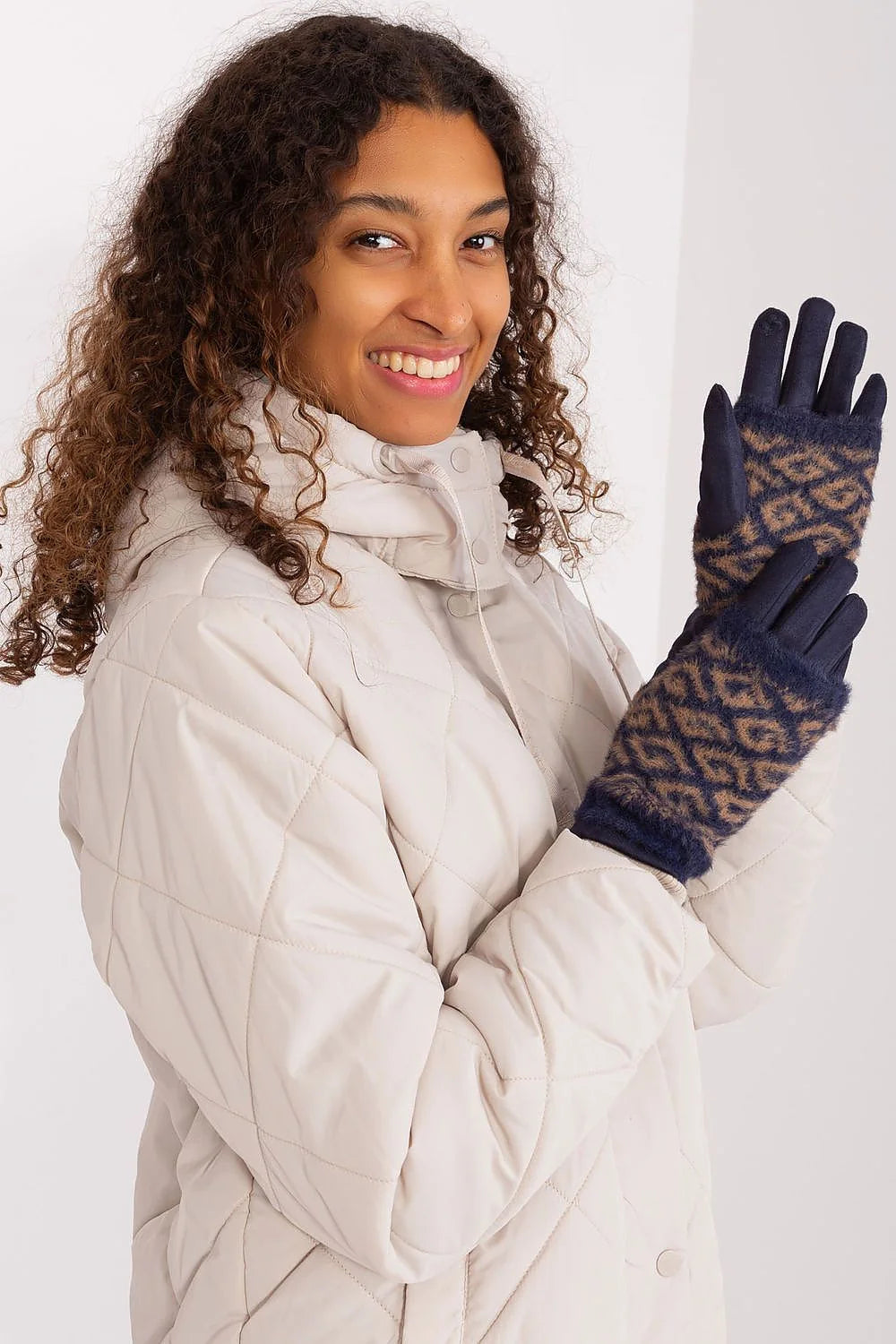 Parka femme moderne fonctionnelle design matelassé losange couleur beige clair polyester élastique manches boutons pression fourrure synthétique motifs géométriques bleu marine marron froid urbain extérieur