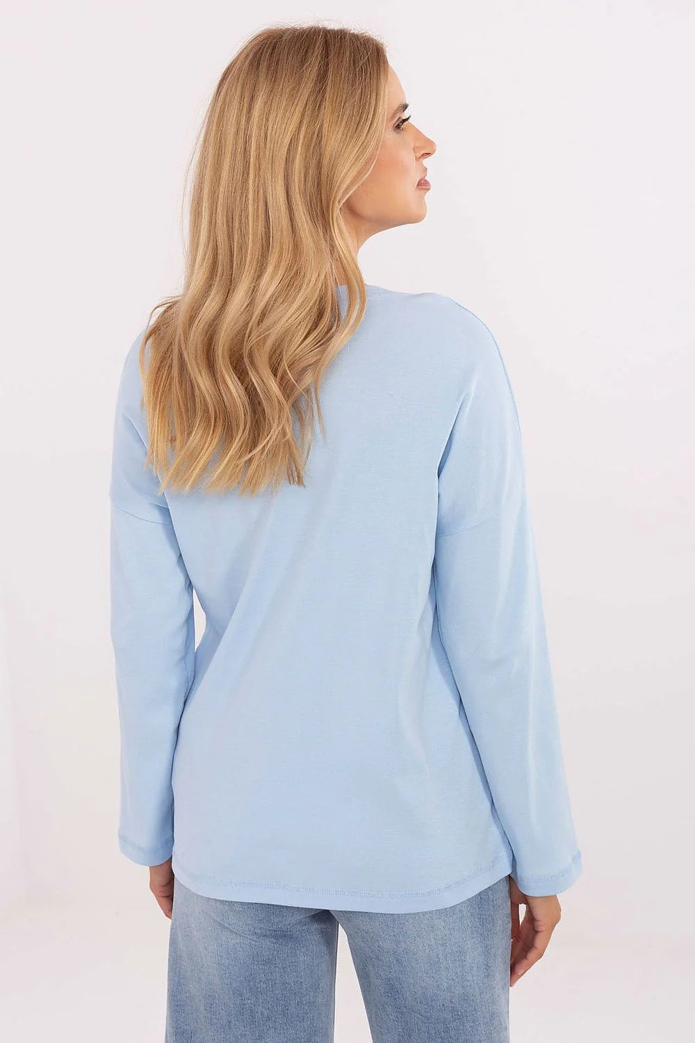 pull femme col V manches longues maille jersey légère bleu ciel droite oversize hanches épaules tombantes écusson écru coton élasthanne