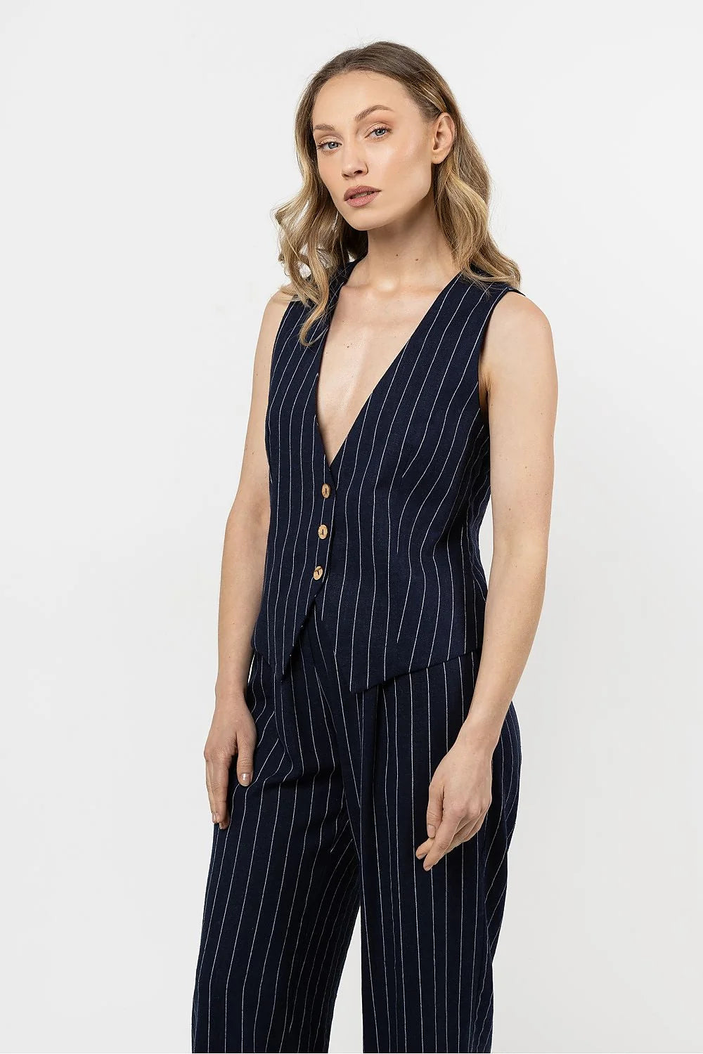 Gilet en lin sans manches à rayures bleu marine et blanches pour femme, coupe droite, décolleté en V, fermeture à boutons, occasion bureau chic
