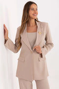 blazer longline femme tailleur beige tissé simple boutonnage col cranté coupe droite oversize poches rabat mi cuisse broche papillon dorée