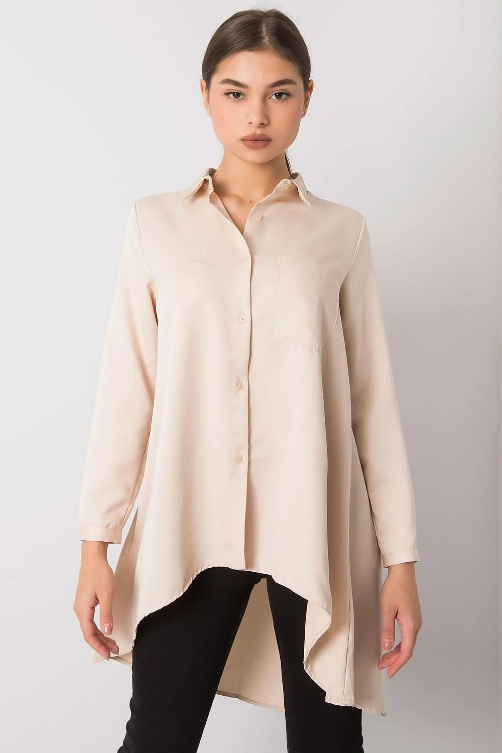 chemisier féminin moderne raffiné manches longues coupe asymétrique ourlet arrière fluide léger coton élasthanne polyester beige