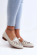 Mocassins femme élégance moderne blanc cassé cuir artificiel perforations géométriques cœur nœud doré embouts métalliques talon bas semelle antidérapante chic