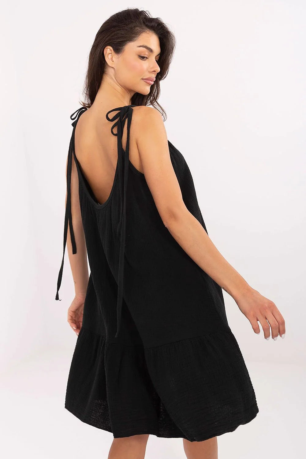 robe estivale mousseline coton gaufré léger aérien court genou bretelles fines ajustables encolure ronde volanté ourlet soigné fente latérale noire