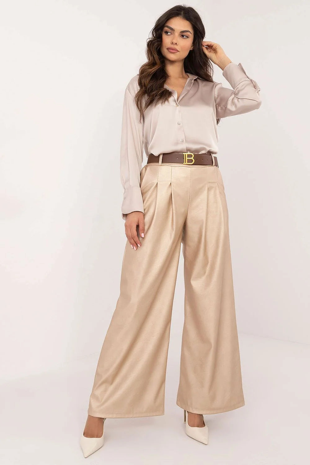Pantalon et chemisier femme style chic moderne coupe ample matériau satiné et texturé couleur ivoire et beige doré escarpins blancs