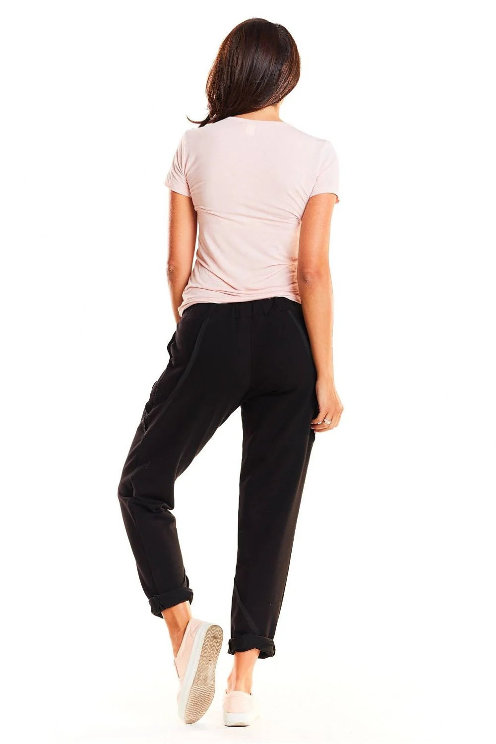pantalon jogger femme coton extensible doux ajusté taille élastique chevilles resserrées revers poches latérales coutures structurantes athleisure polyvalent quotidien détente