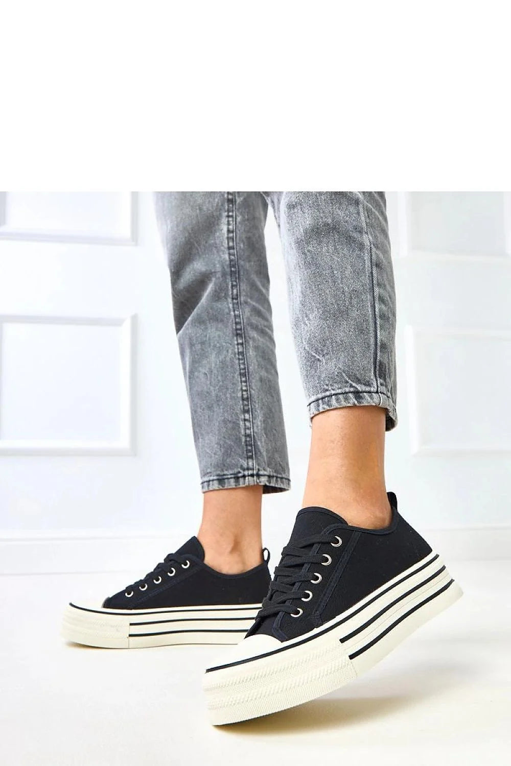 baskets plateforme lacées femme toile noire œillets métalliques embout renforcé blanc semelle épaisse antidérapante contrastée rétro chunky maintien confortable légère