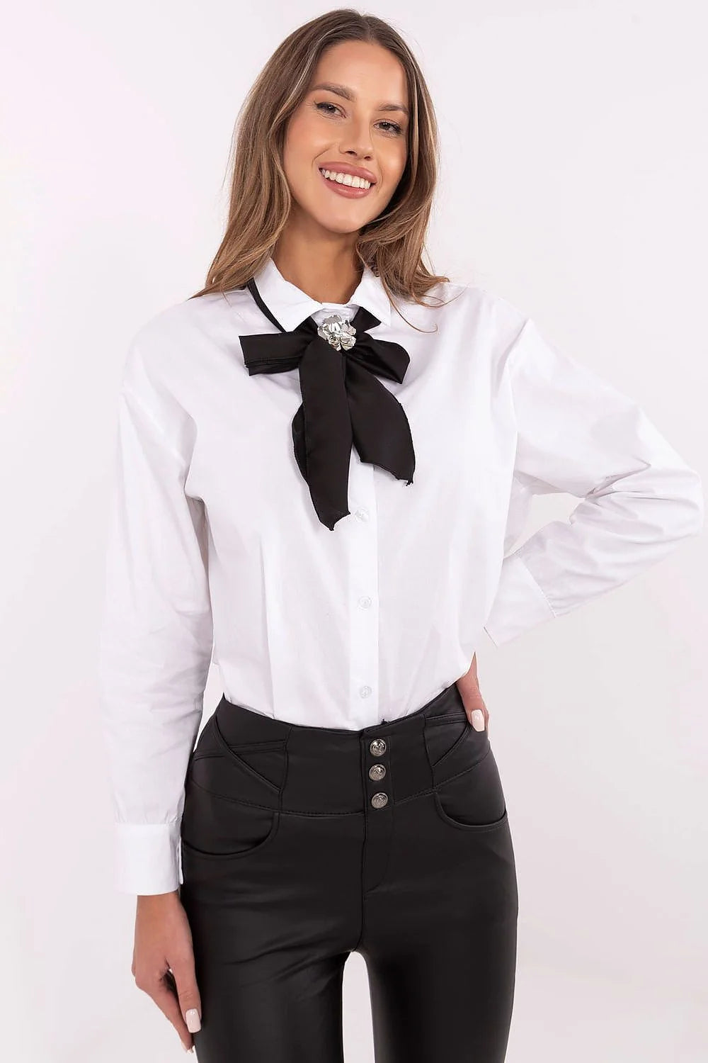 Chemise blanche longue manches boutonnées col classique détails métalliques pantalon noir ajusté cuir occasionnels formelles femmes