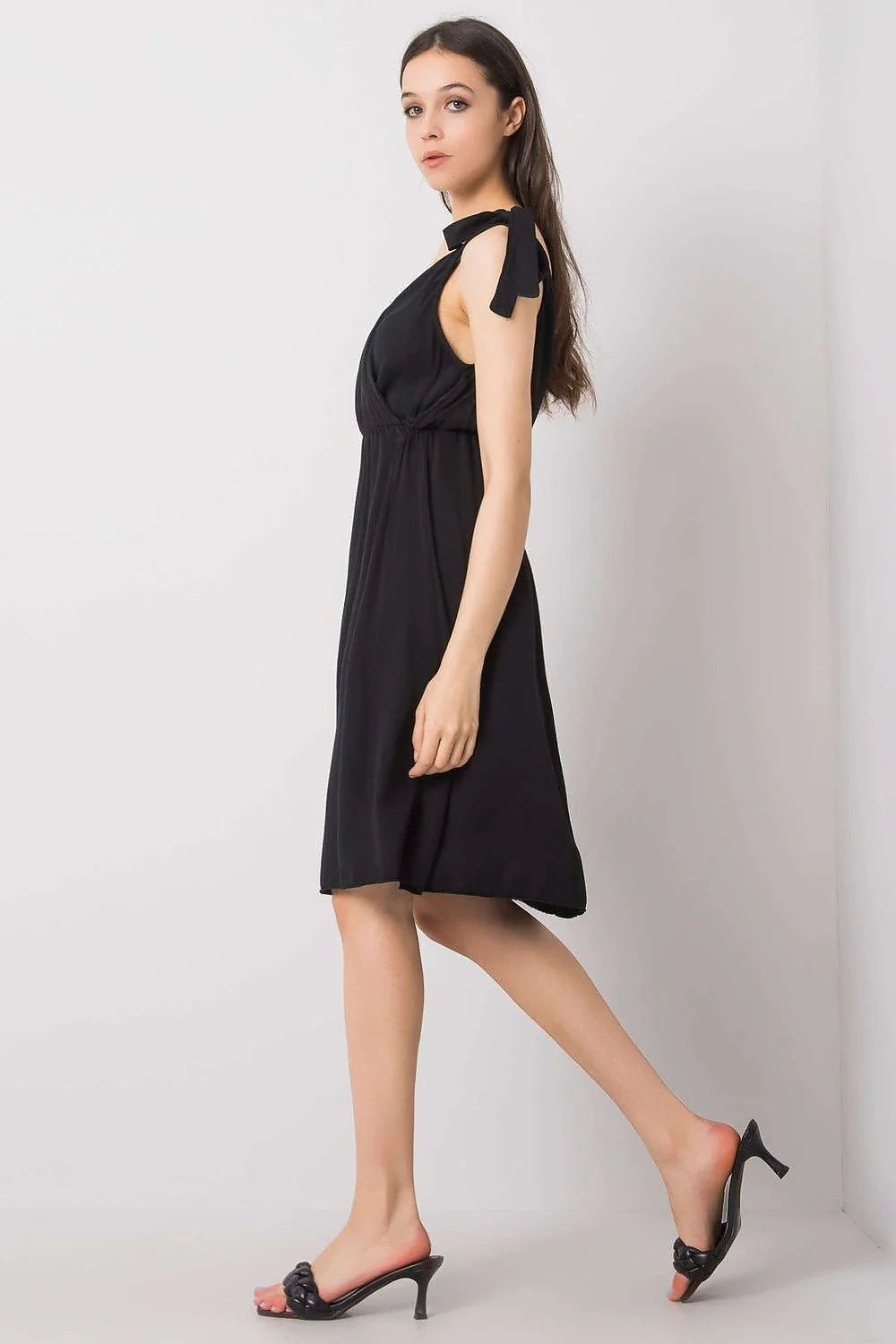 Robe classique élégante cache-coeur bretelles nouées viscose noire coupe évasée taille ajustable femme journée soirée