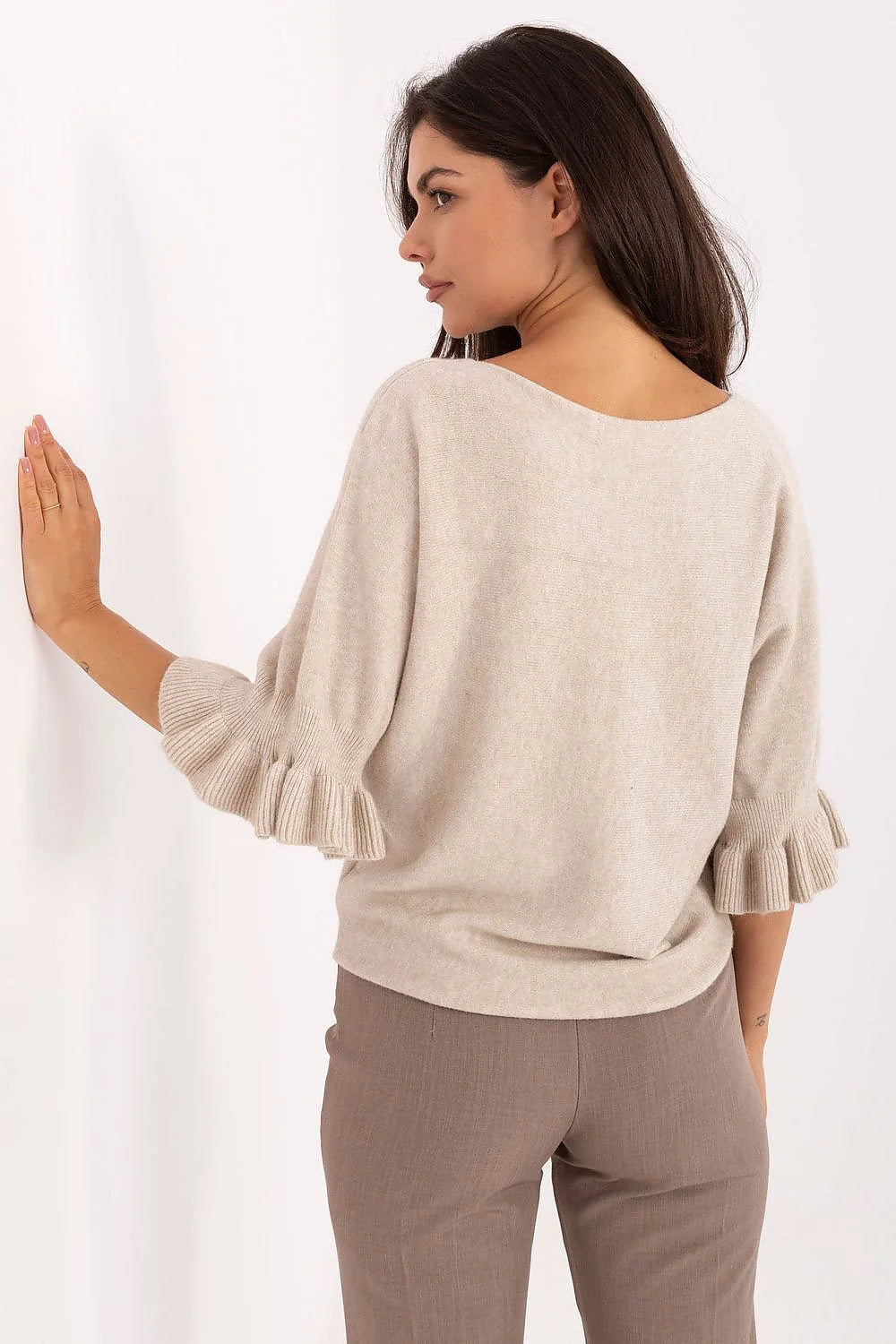 pull femme maille fine beige crème coupe droite courte col rond manches troisquarts volants côtelées douce texturée élégante minimaliste chic