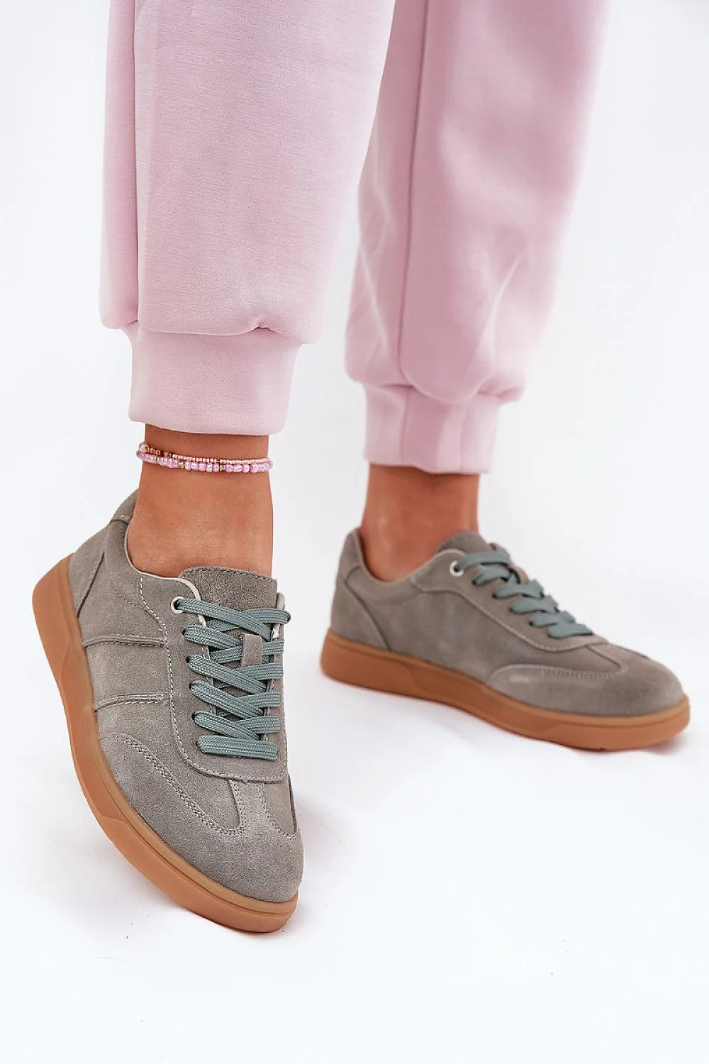 Baskets basses femmes daim naturel style élégant lacets classiques semelle cuir confort amorti polyvalentes occasion quotidienne soirée