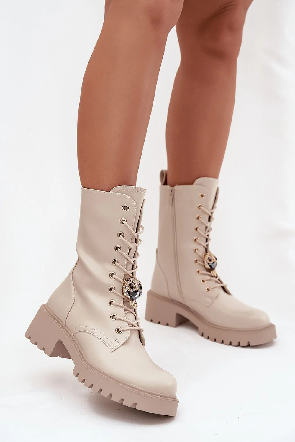 bottines femme mi mollet similicuir lisse beige fermeture éclair lacets œillets dorés pendentif strass talon bloc