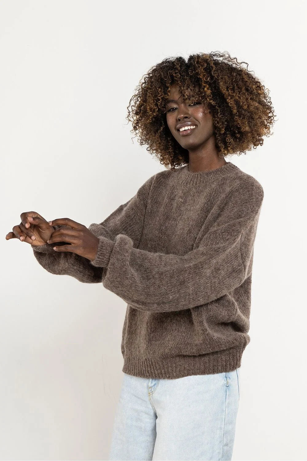 pull femme oversize maille duveteuse marron col rond manches longues bouffantes bords côtes épaules tombantes texture chaude moelleuse