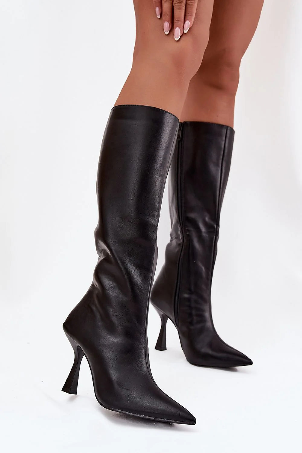 Bottes hautes femme cuir synthétique noir lisse bout pointu talon aiguille 9cm tige genou fermeture zippée latérale silhouette épurée élégante