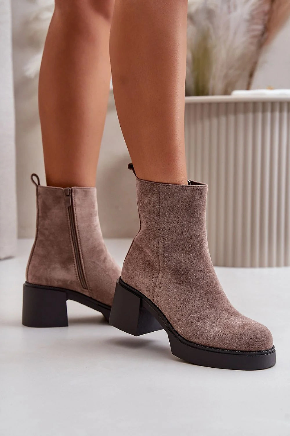 bottines femme élégantes suède taupe talon bloc carré tige cheville bout rond doublure chaude semelle caoutchouc noire antichoc