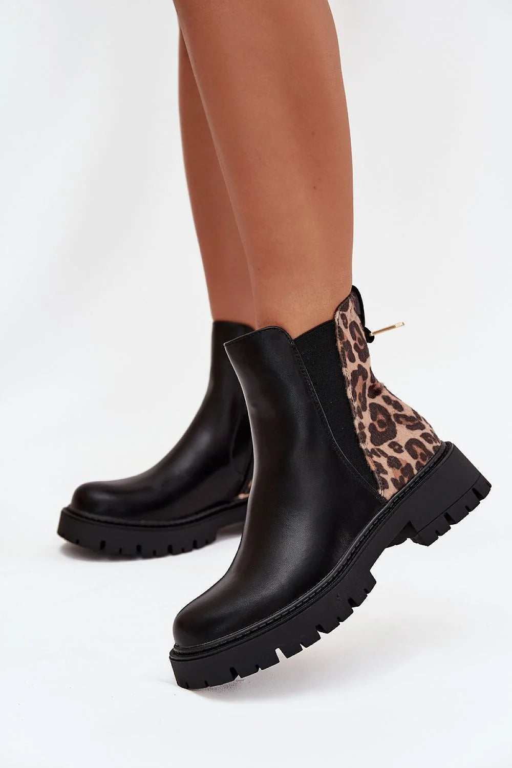 bottines femme simili cuir noir chelsea cheville bout rond semelle crantée chunky antidérapante panneaux élastiques latéraux fermeture éclair tirette dorée