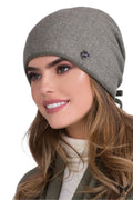 bonnet femme laine haute qualité maille fine texturée coupe ajustée slouchy arrière coloris chiné kaki écusson métallique discret
