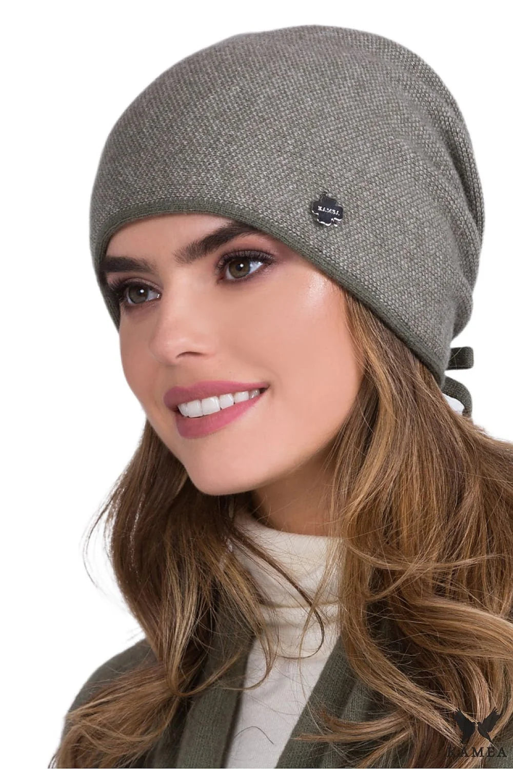 bonnet femme laine haute qualité maille fine texturée coupe ajustée slouchy arrière coloris chiné kaki écusson métallique discret