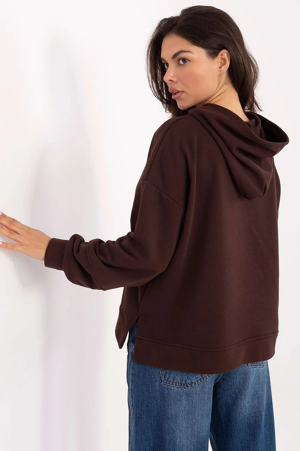 sweatshirt femme capuche oversize molleton chocolat coupe relaxed épaules tombantes manches longues broderies texturées inscription PARIS fentes latérales