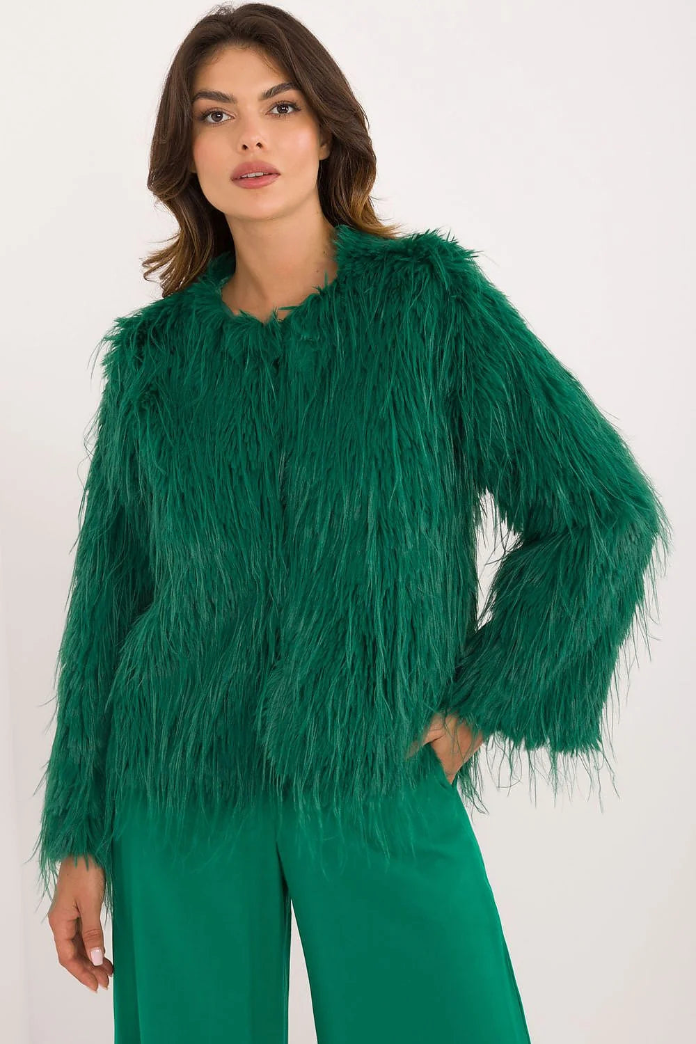 Veste élégante fourrure synthétique couleur verte émeraude coupe droite longueur classique encolure arrondie manches longues sans fermeture apparente confortable automne-hiver printemps femme