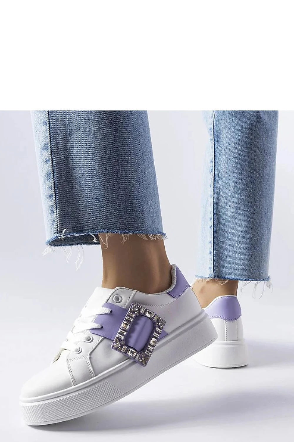 baskets Solea femme basses blanches similicuir lacets œillets métalliques col rembourré semelle plateforme épaisse antidérapante bande lavande boucle strass glamour