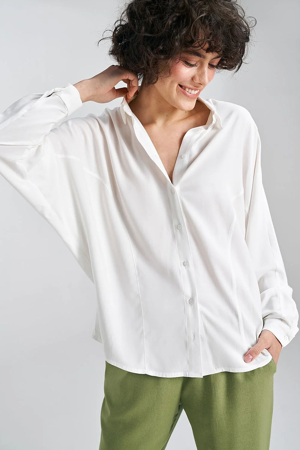 chemise femme élégante manches longues col classique coupe oversize blanche tissu fluide drapé épaules tombantes poignets boutonnés