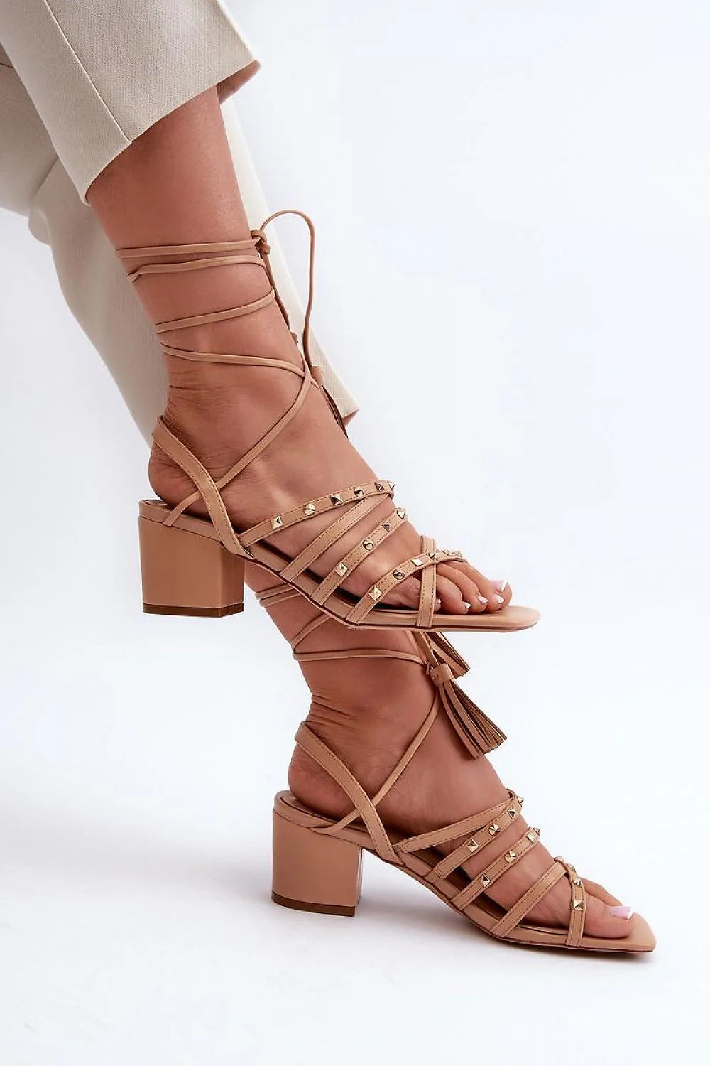 Sandales élégantes moderne talon bloc couleur beige cuir artificiel lacets pompons style bohème femmes