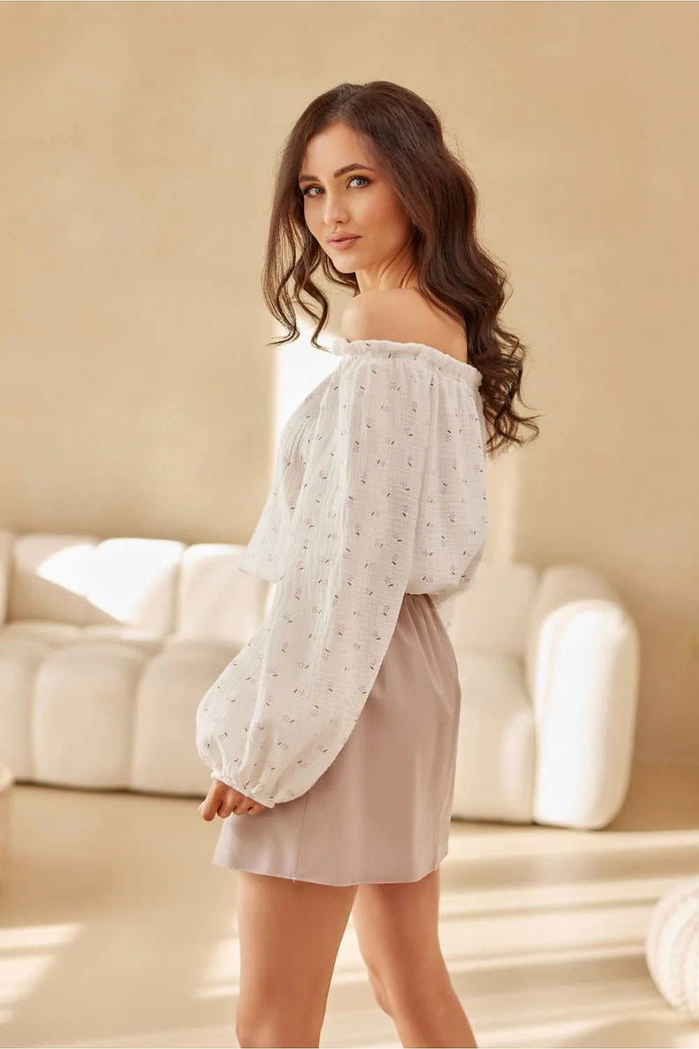 Tenue féminine élégante deux pièces haut épaules dénudées fleur jupe trapèze coton lin beige blanc cassé