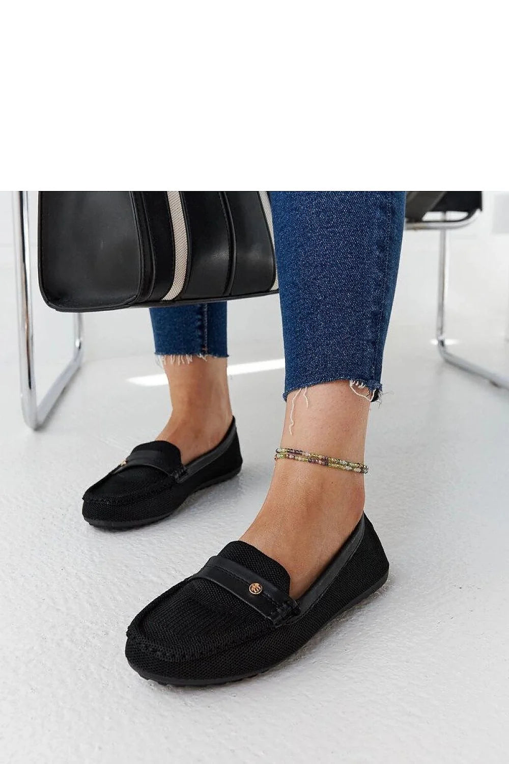 Moccasins pour femmes style décontracté moderne en tissu Fombio noir cuir bandes surpiqûres logo métallique semelle caoutchouc plate basse