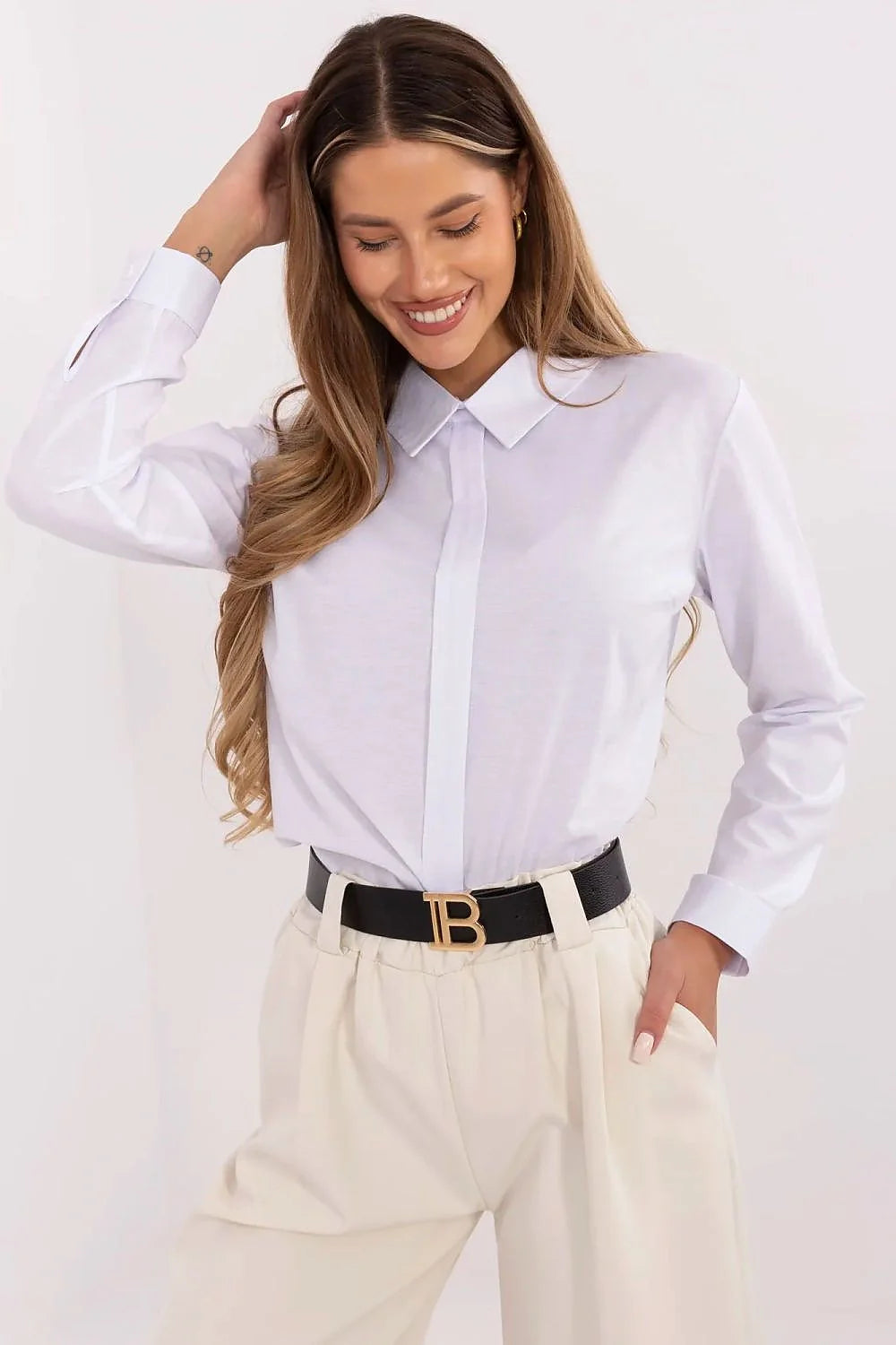 chemise élégante femme coton blanc manches longues col rond patte boutonnage invisible coupe classique ajustée confortable poignets boutonnés