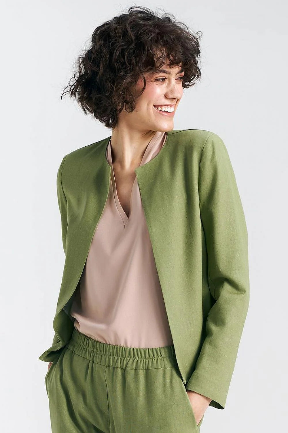 Blazer femme Nife en vert pistache, ensemble trois pièces, coupe moderne, style élégant, matières naturelles, occasion professionnelle ou décontractée