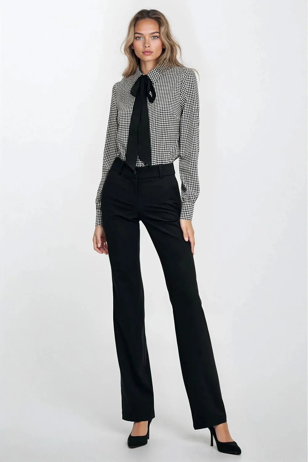 chemise manches longues lavallière col chemise imprimé géométrique micro carré noir blanc coupe légèrement cintrée poignets boutonnés boutonnage dissimulé fluide