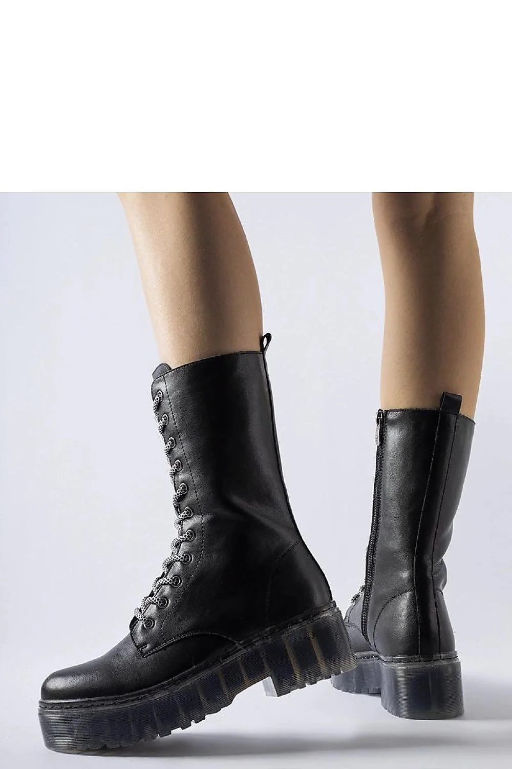 bottes noires mi mollet cuir synthétique lisse brillant laçage oeillets métalliques lacets contrastés fermeture éclair latérale semelle plateforme épaisse crantée
