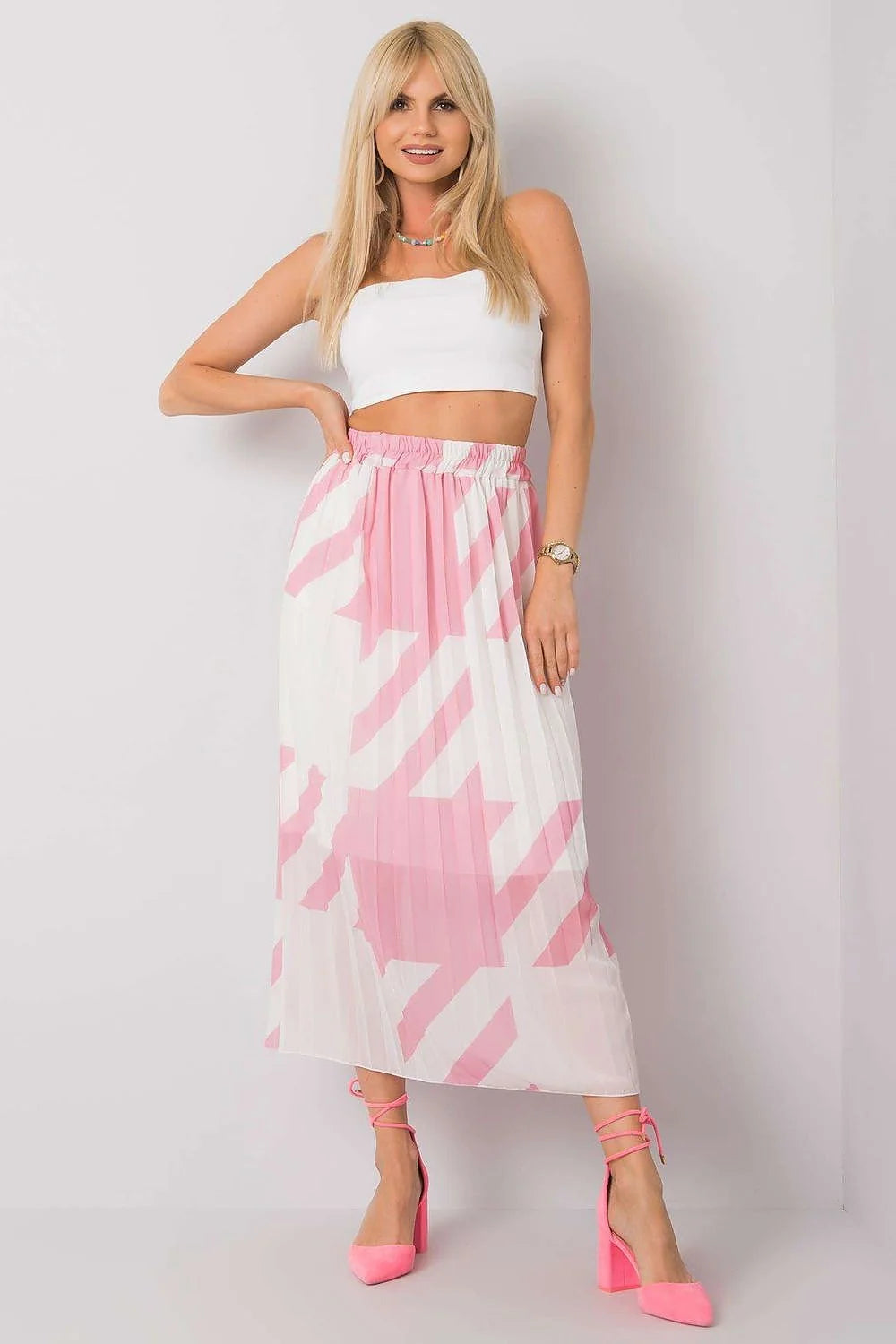 Tenue estivale féminine crop top jupe longue bohème plissée coton blanc motifs brodés