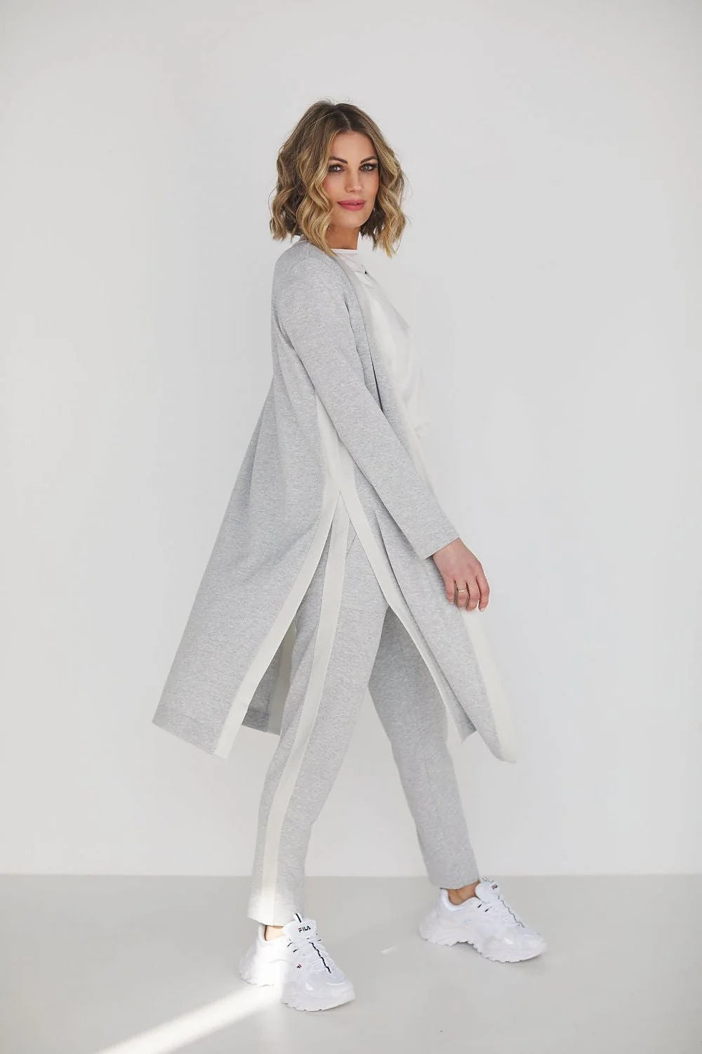 Ensemble sport-chic féminin complet en viscose et coton t-shirt blanc cardigan gris jogging ample sneakers blanches mode versatile femme